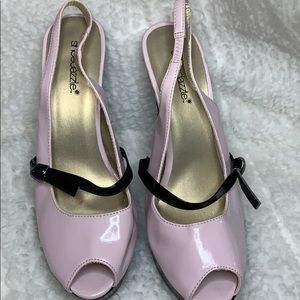 Shoe dazzle light pink heels with black bows